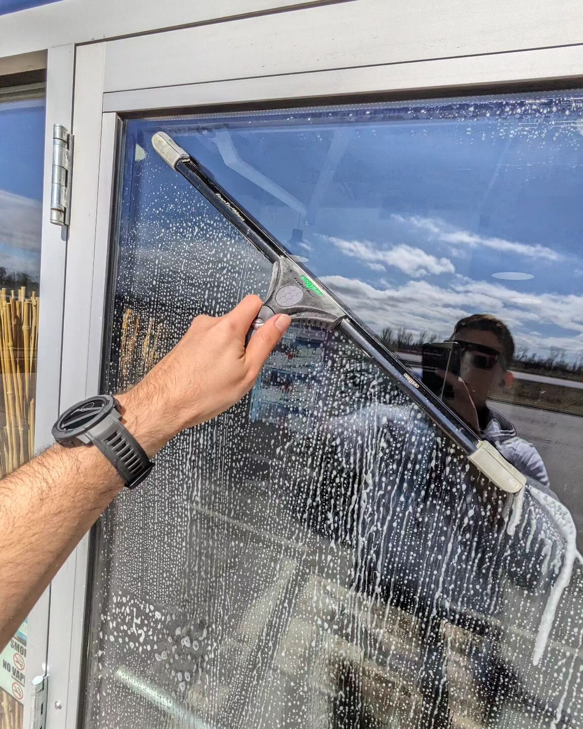 Making our local businesses shine here in Tecumseh 
#yqg #windsorontario #yqgbusiness #windowcleaning #tecumseh