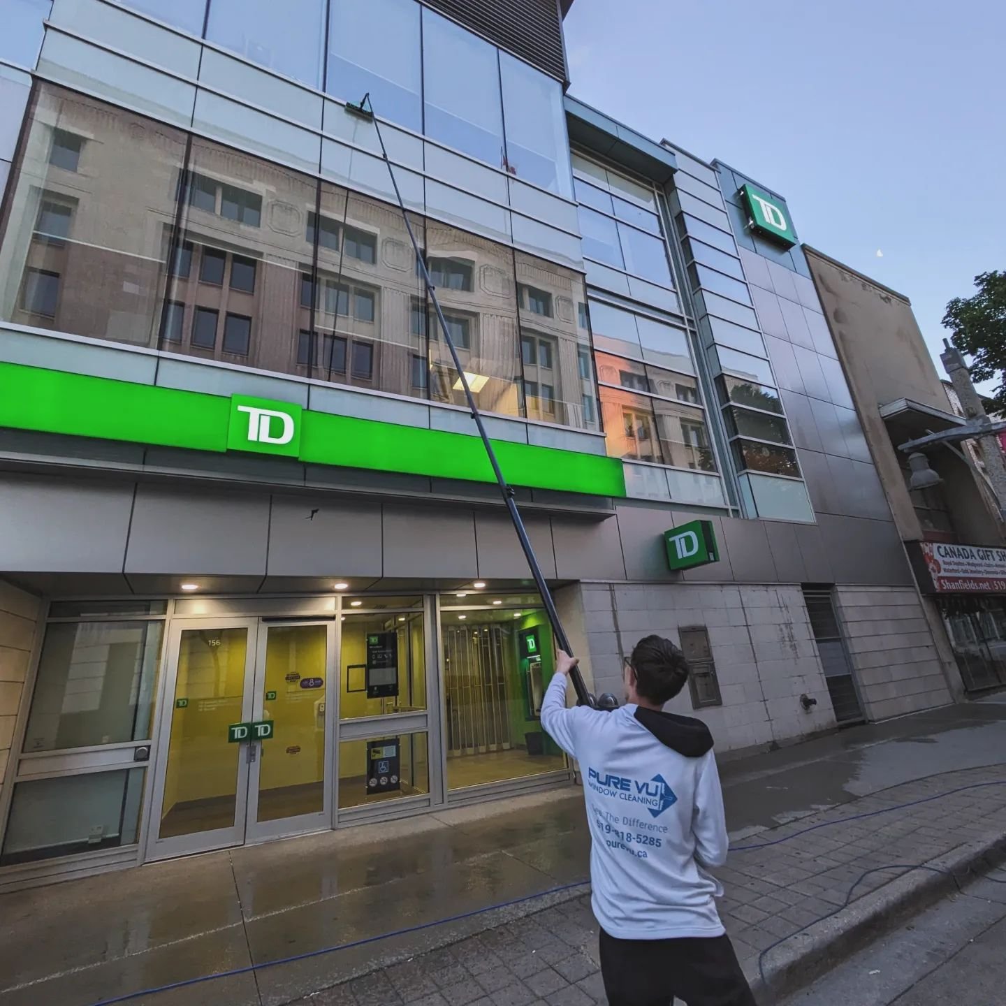 Capping off a great week with some downtown mid-rise window cleaning 🏢

#windowcleaning #windsorontario #yqg #yqgbusiness