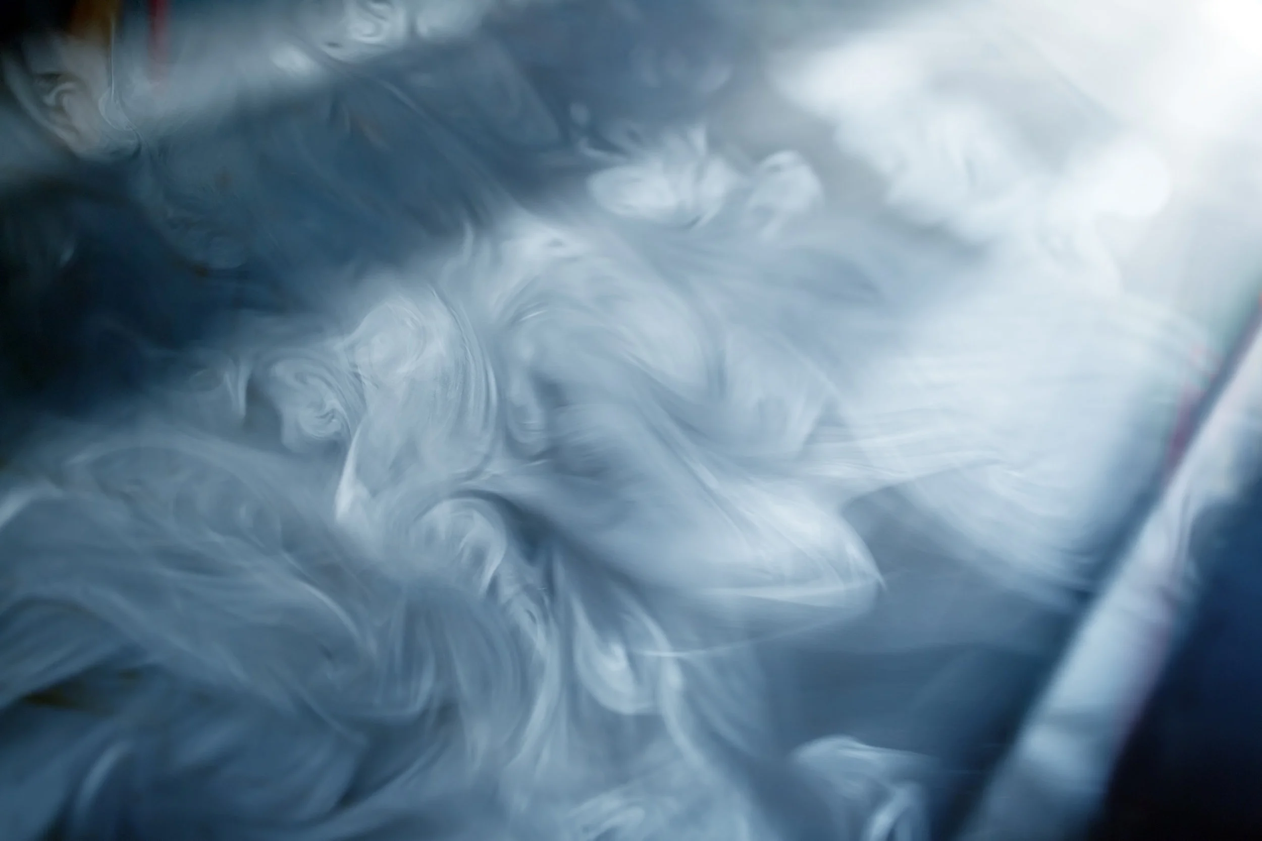 лучи в дыму. лазерный дым. атомарный лазер. дым в темноте. дым свет.