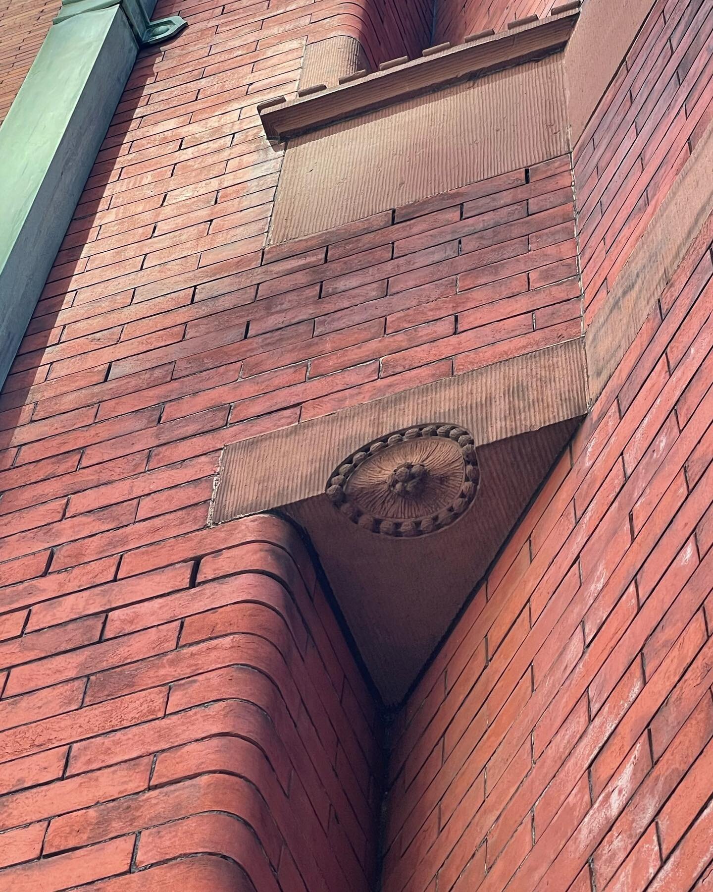 Those details tho! We&rsquo;re also suckers for some curved brick. 

&mdash;&mdash;&mdash;&mdash;&mdash;&mdash;&mdash;&mdash;&mdash;&mdash;&mdash;&mdash;&mdash;&mdash;&mdash;&mdash;-
#lookup #lookupbaltimore #lookupmore #bitsofbuildings #baltimorearc