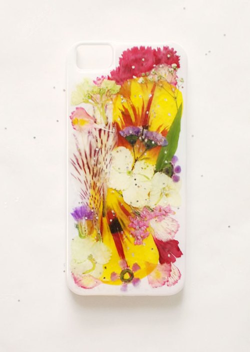 Een smartphone hoesje met verse gedroodge bloemen als decoratie!