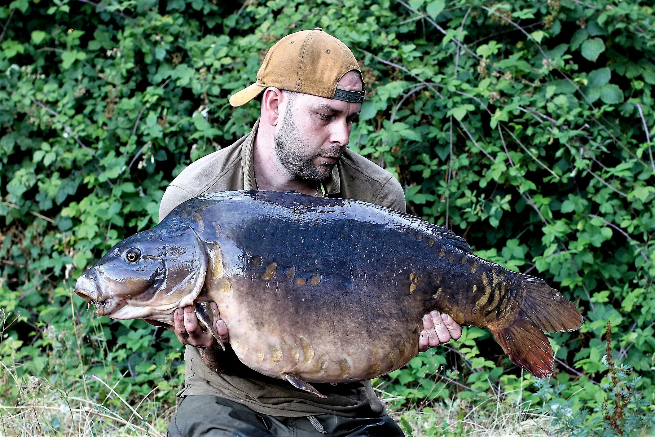 Simon’s first big mirror from the lake, the Lucky Sutton at over 44lb
