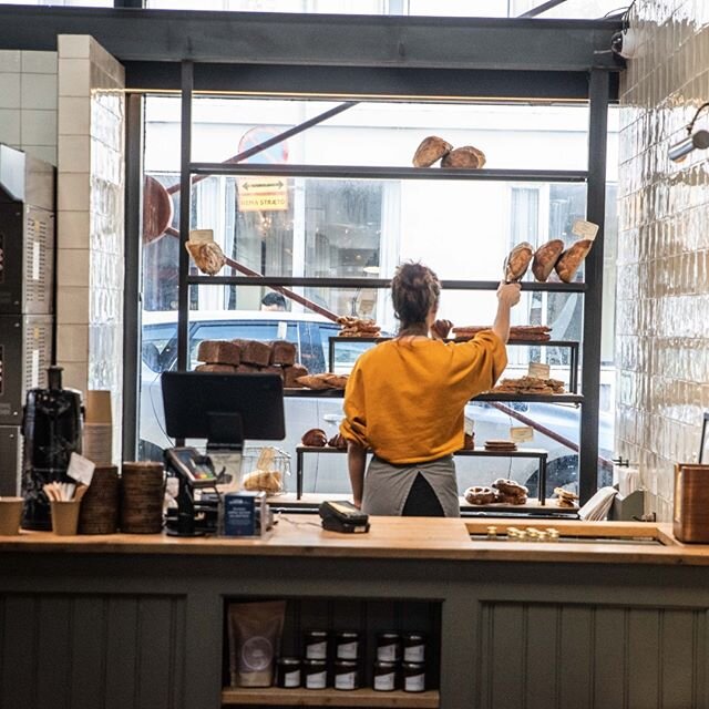 Brau&eth; &amp; co er opi&eth; fr&aacute; klukkan 08:00 &aacute; hverjum degi. Gr&iacute;ptu me&eth; &thorn;&eacute;r kaffi og croissant 🧺🥯
&hellip;
Iceland&rsquo;s favorite bakery is open from 08:00 every day. How about a croissant and coffee to g