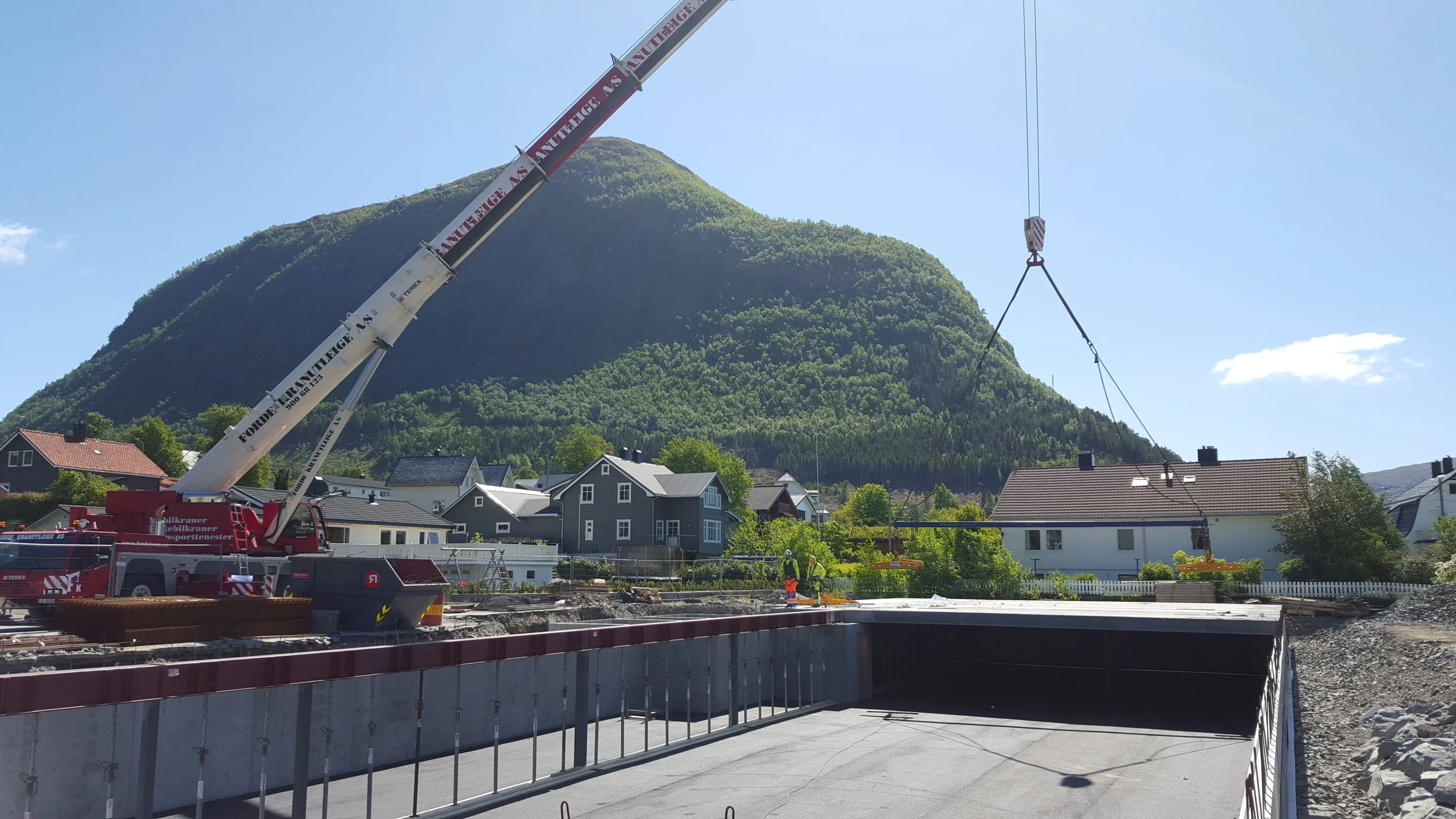 8. juni 2016: Kraning av element i parkeringskjellaren, utført av Spenncon AS