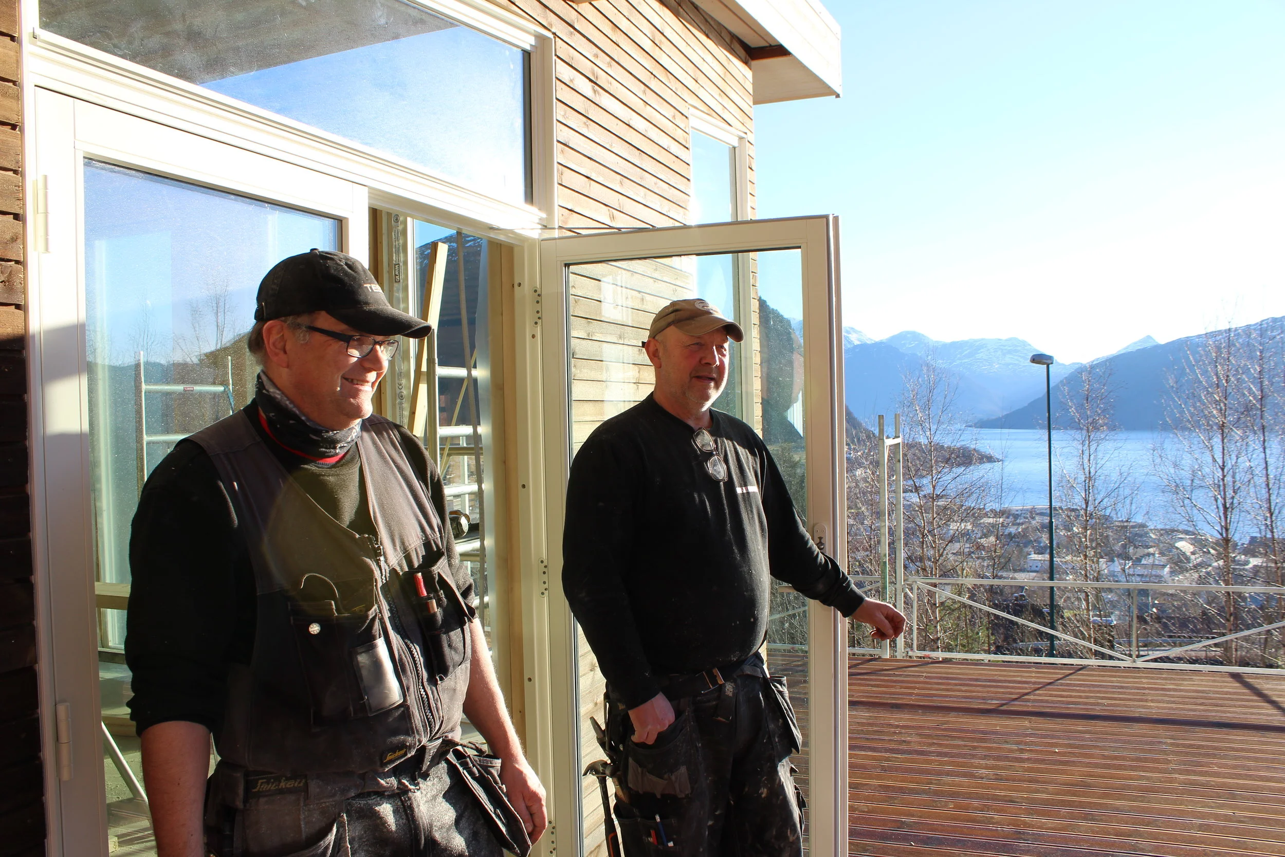 Jon-Inge Andenes og Lars Einar Eikrem nyt den fine utsikta medan dei arbeider med huset. 