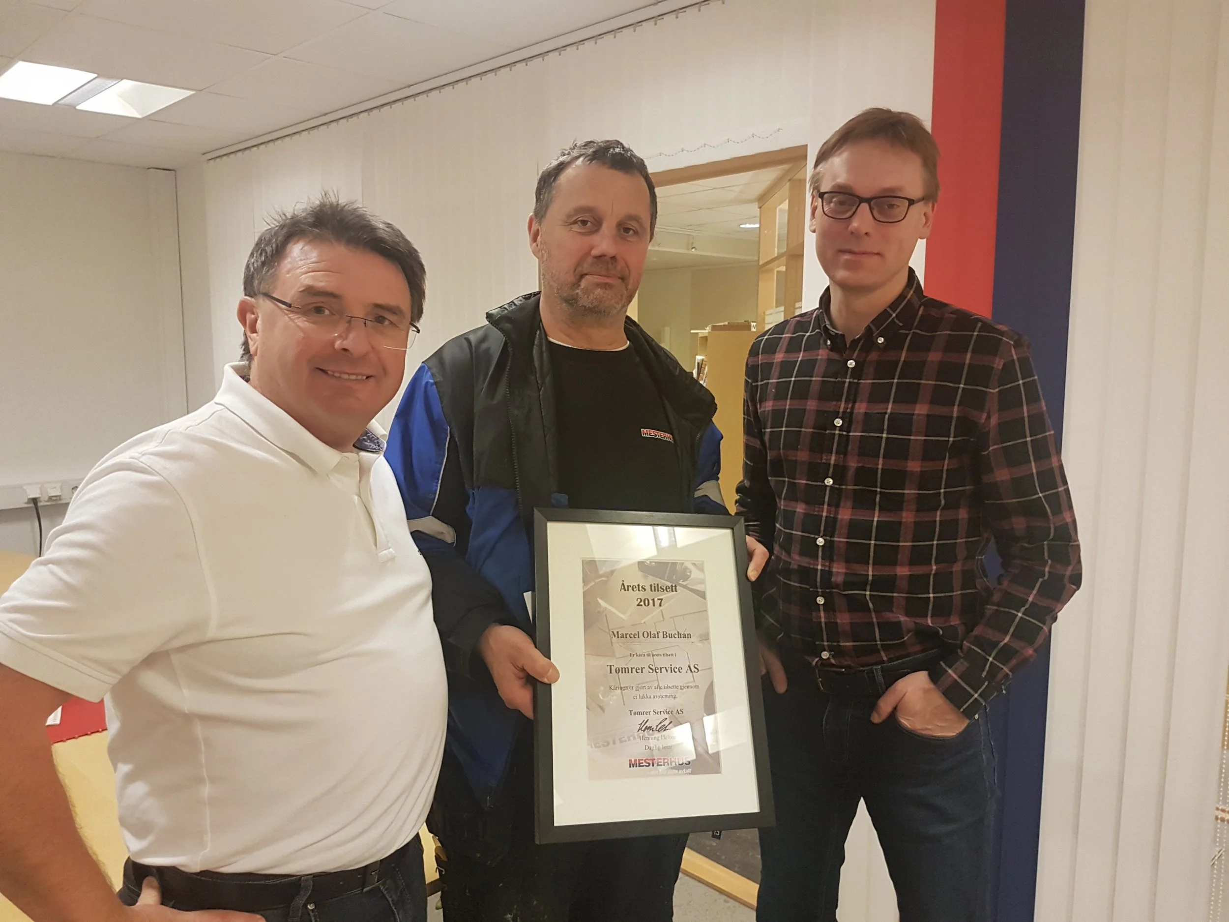 Marcel Buchan (i midten) var dessverre forhindra i å kome på julebordet, og han fekk overrekt prisen på kontoret frå dagleg leiar Henning Heltne (th) og salssjef Odd Martin Velsvik (tv)