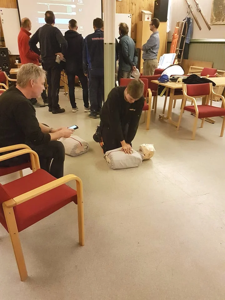 Alle prøvde HLR på dukker, og her er det Marius Ødegaard som prøvar seg, medan Willy Skogen tek tida og passar på at det vert gjort riktig.
