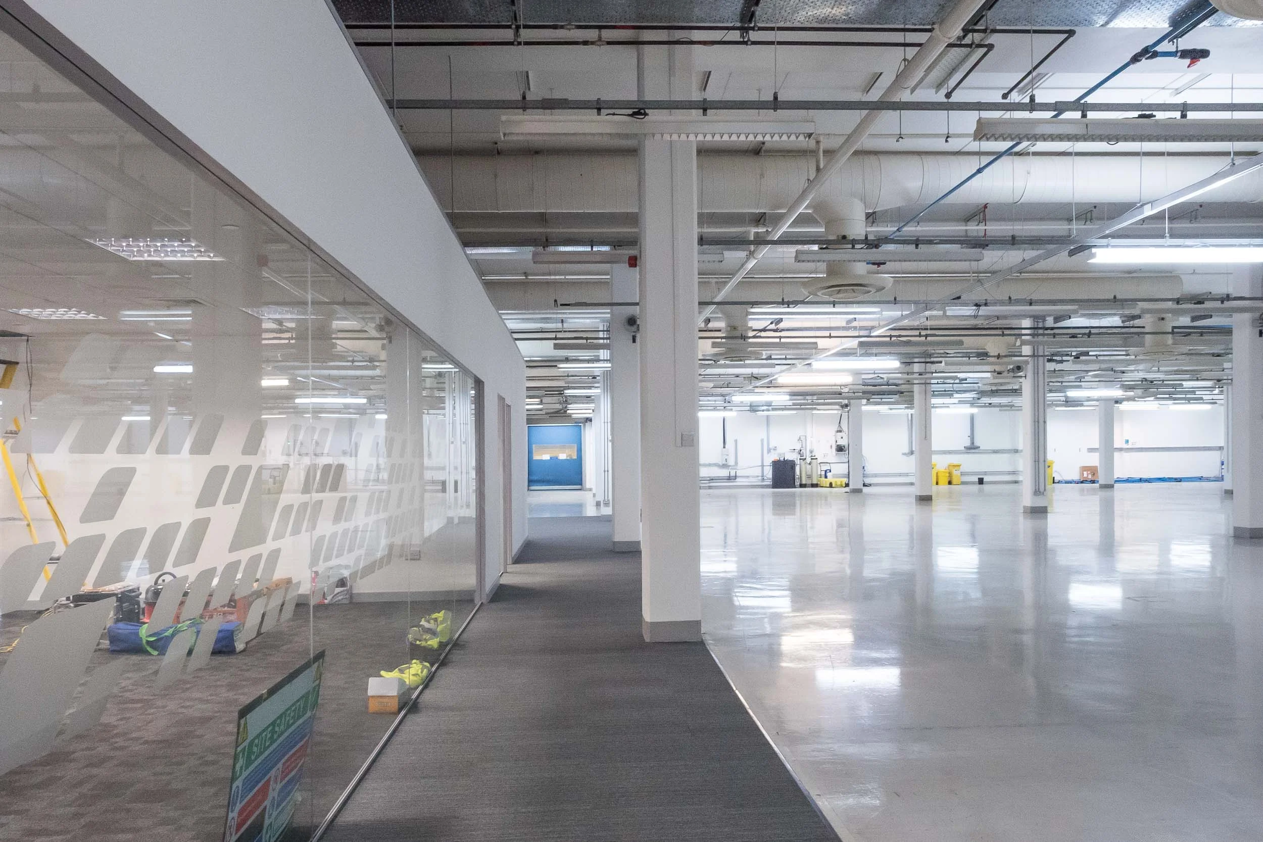 Glas partitioning high tech production area.jpg