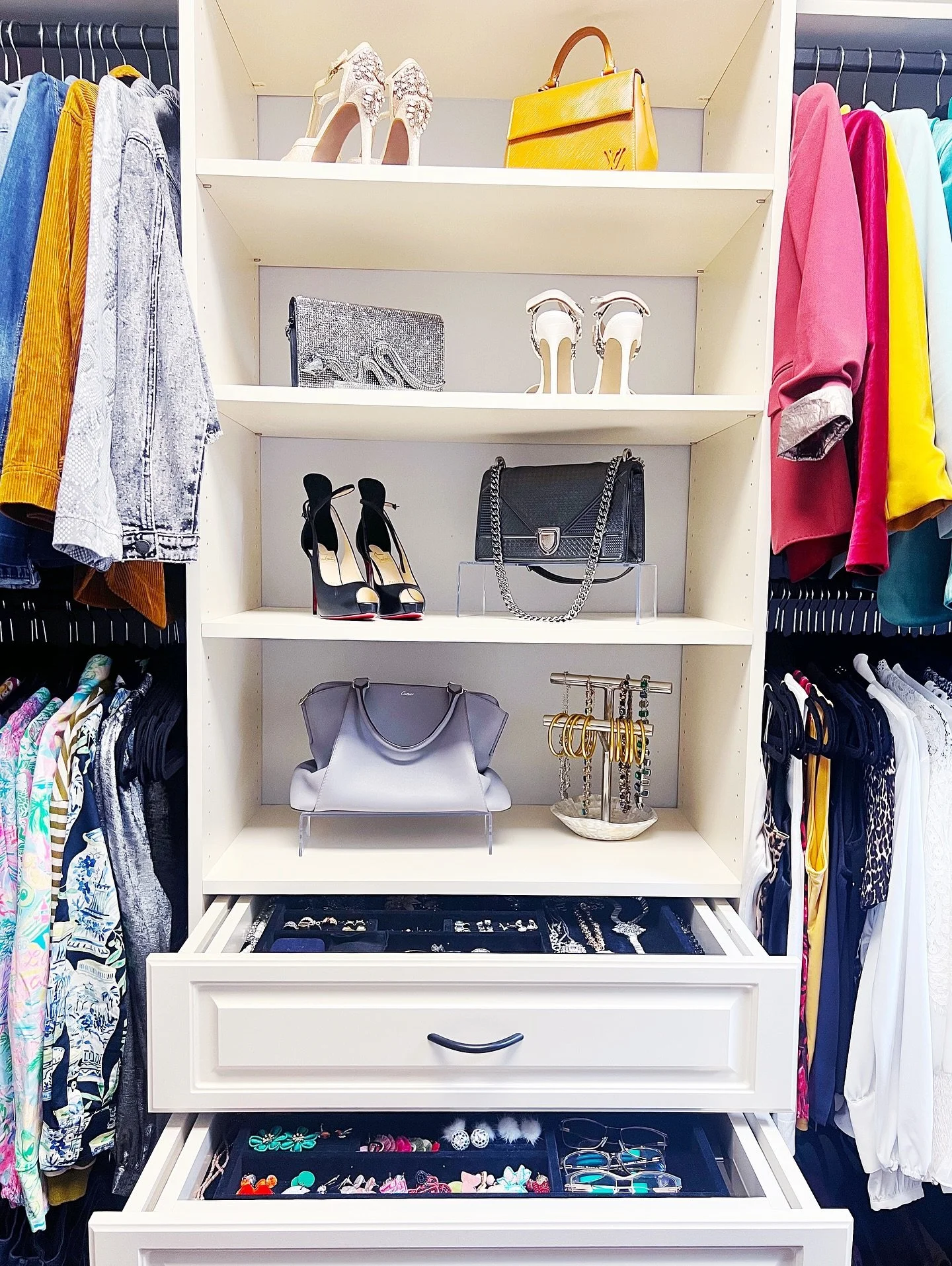 Another closet organized just in time for the weekend ✨