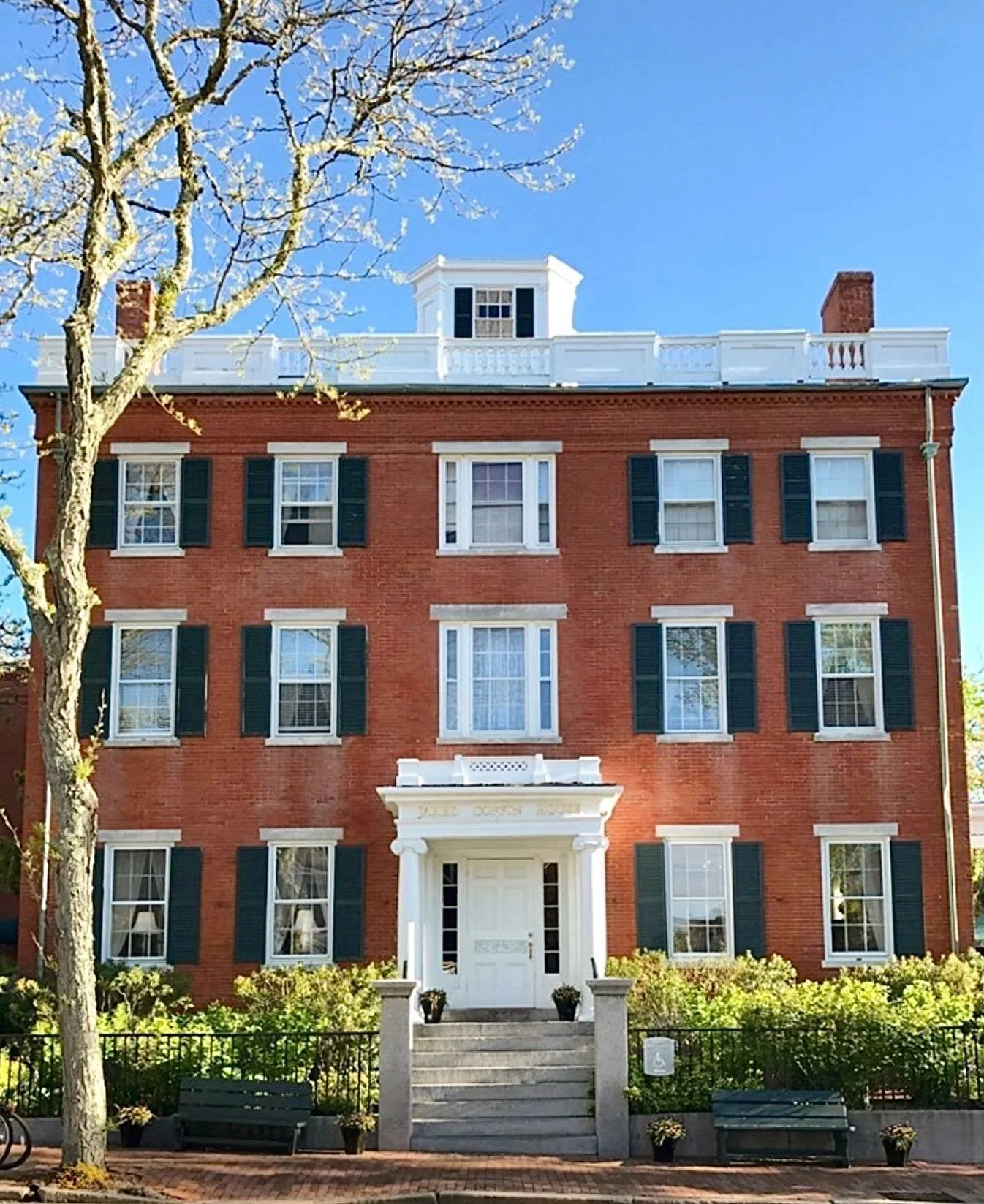 S P R I N G! Is that you?! 🌱🌞 Love to see a few buds on a classic Nantucket landmark 💛
📸: #NantucketMoment from @jaredcoffinhouse
#Nantucket #ACK