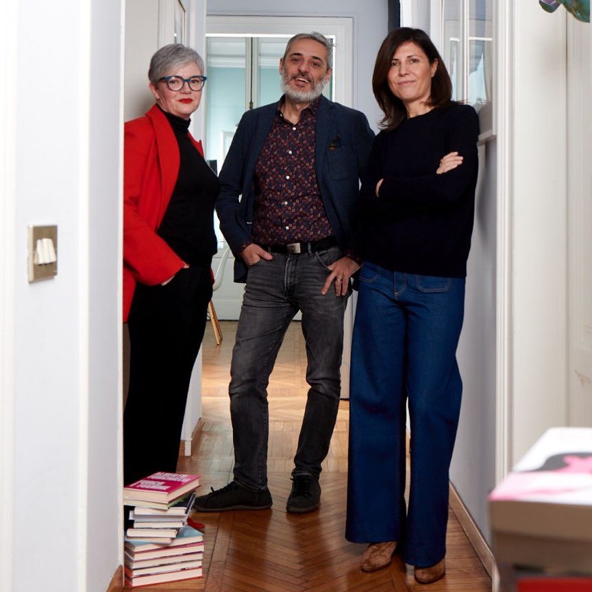 Ci siamo fatti in tre per voi.

Il nuovo anno porta grandi novit&agrave; in agenzia: siamo felici di annunciare che la nostra squadra si allarga. Alla guida di Lorem Ipsum insieme ai soci fondatori Alessandra Selmi e Jacopo Vigan&oacute;, da oggi c&r