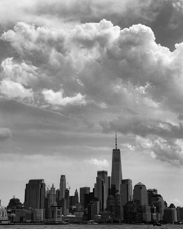 View of Lower Manhattan from the Hudson River @jboats @hudsonsailing .
.
.
.
.
.
.
.
.
.
.
.
#NewYork #NYC #Manhattan #sailing #sailinglife #explore #travelgram #travel #outdoorphotography #trippy #bw #cityphotography #blackandwhitephotography #bwpho