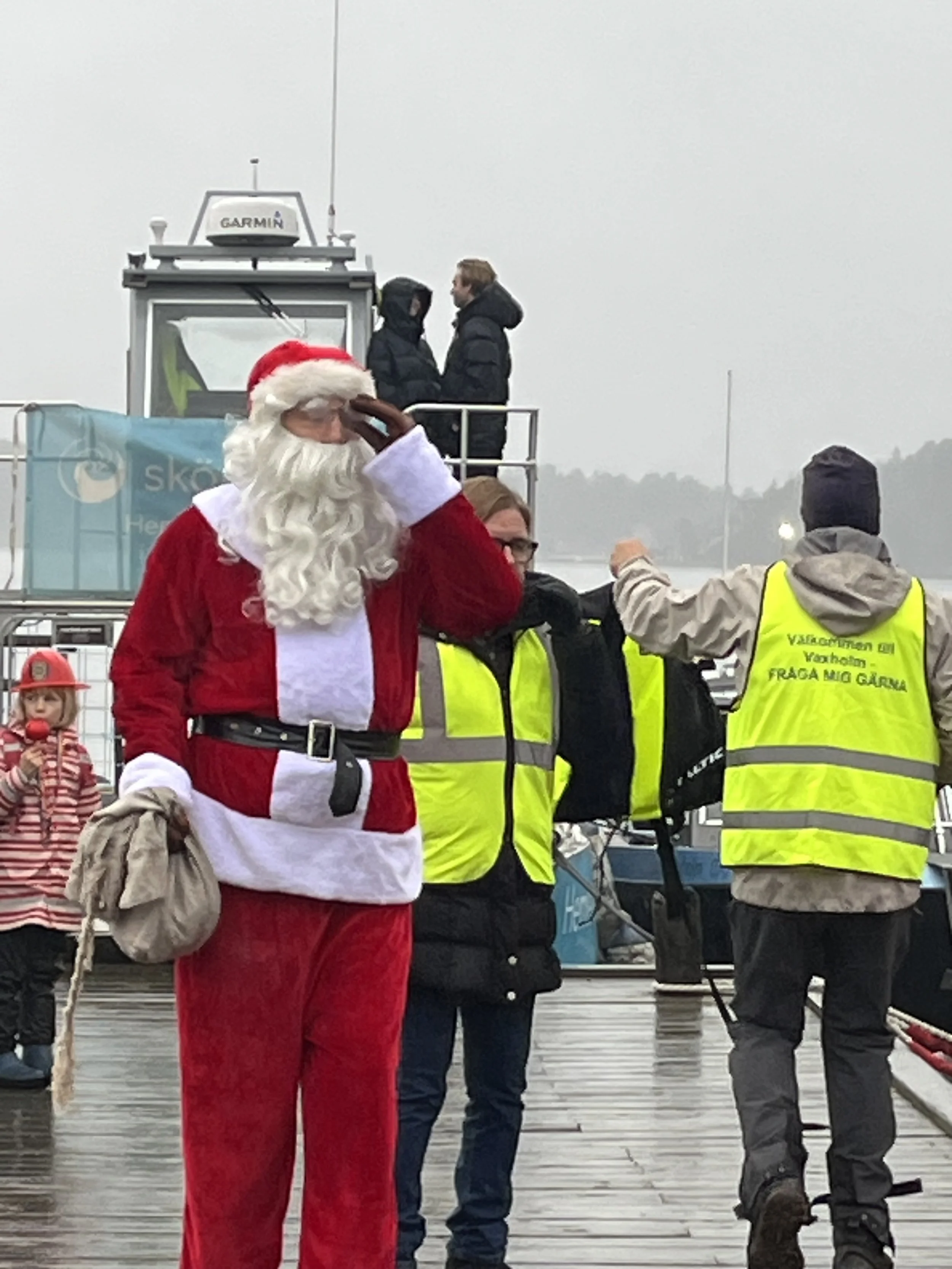 Jultomten kommer med båt hem till oss