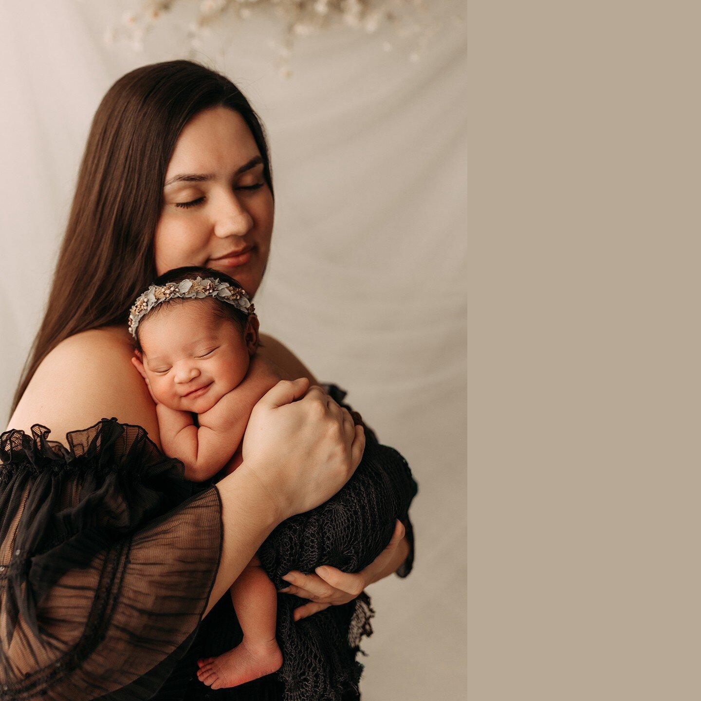 Can you handle that little grin? omgeeee. ❤️#NewbornPhotography #BabyPortrait #InfantPhotography #NewbornSession #BabyPhotoshoot #TinyMiracle #NewbornArt #BabyLove #CuteBaby #NewbornModel #AdorableBaby #BabyPhotographer #BabyPose #NewbornMoments #Swe