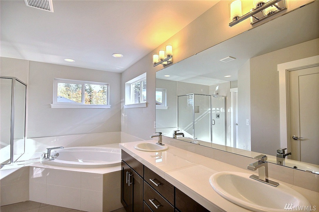 8402 Master Bath.jpg