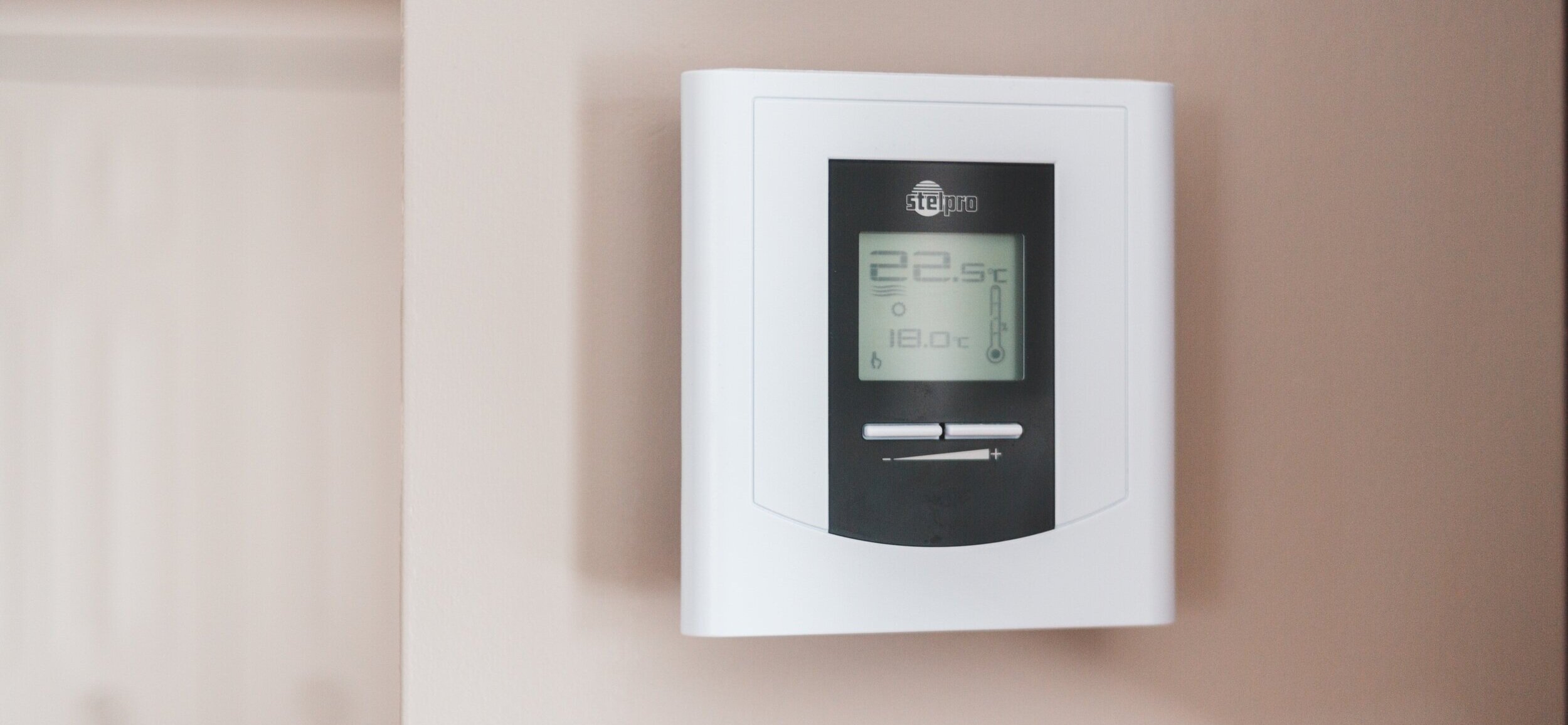 thermostat-electrical-bill-saving-money-Minneapolis-electrician-HVAC