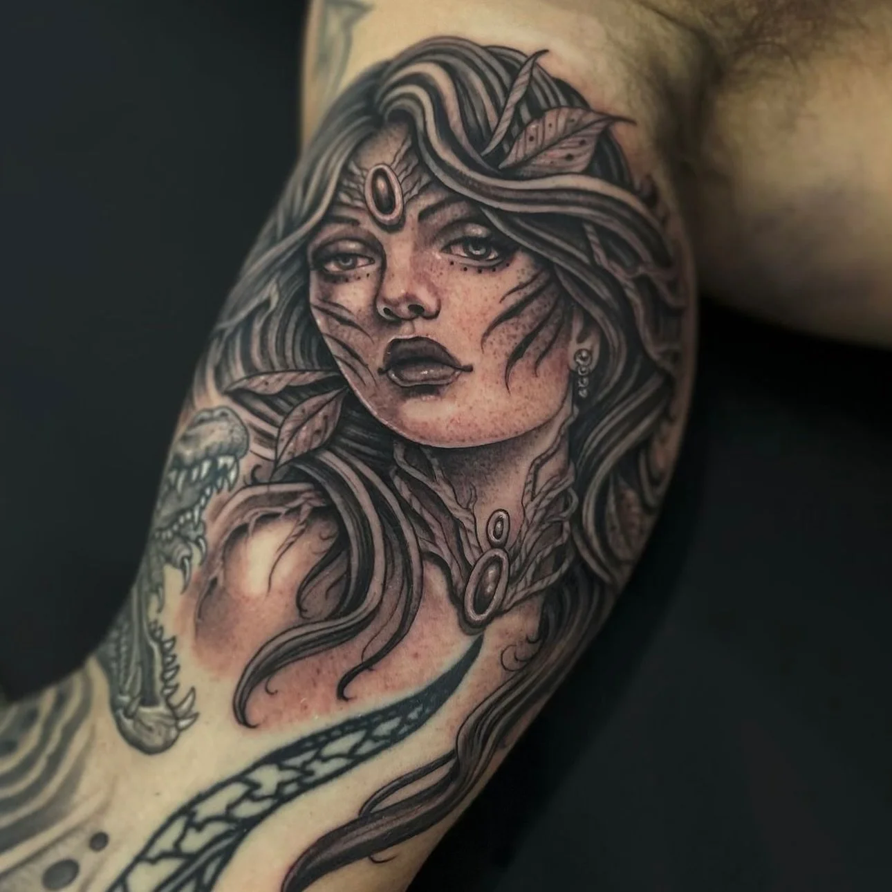 We are stoked to welcome @stevielayani Now booking Fridays @tenthousandwavestattoo 

#tenthousandwaves #blackandgrey #westsidetothevalley