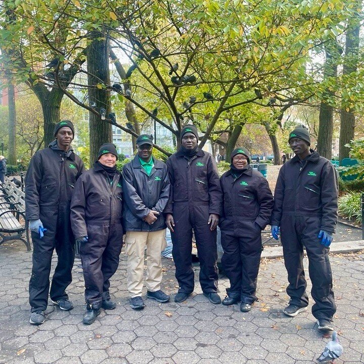 Even as the cold weather sets in, the USP Clean Team is in the park + district every day making sure #UnionSquareNY looks great. Whether you see them raking leaves, removing graffiti, or picking up litter, be sure to say hello💚❄️

#CommunityBuilding