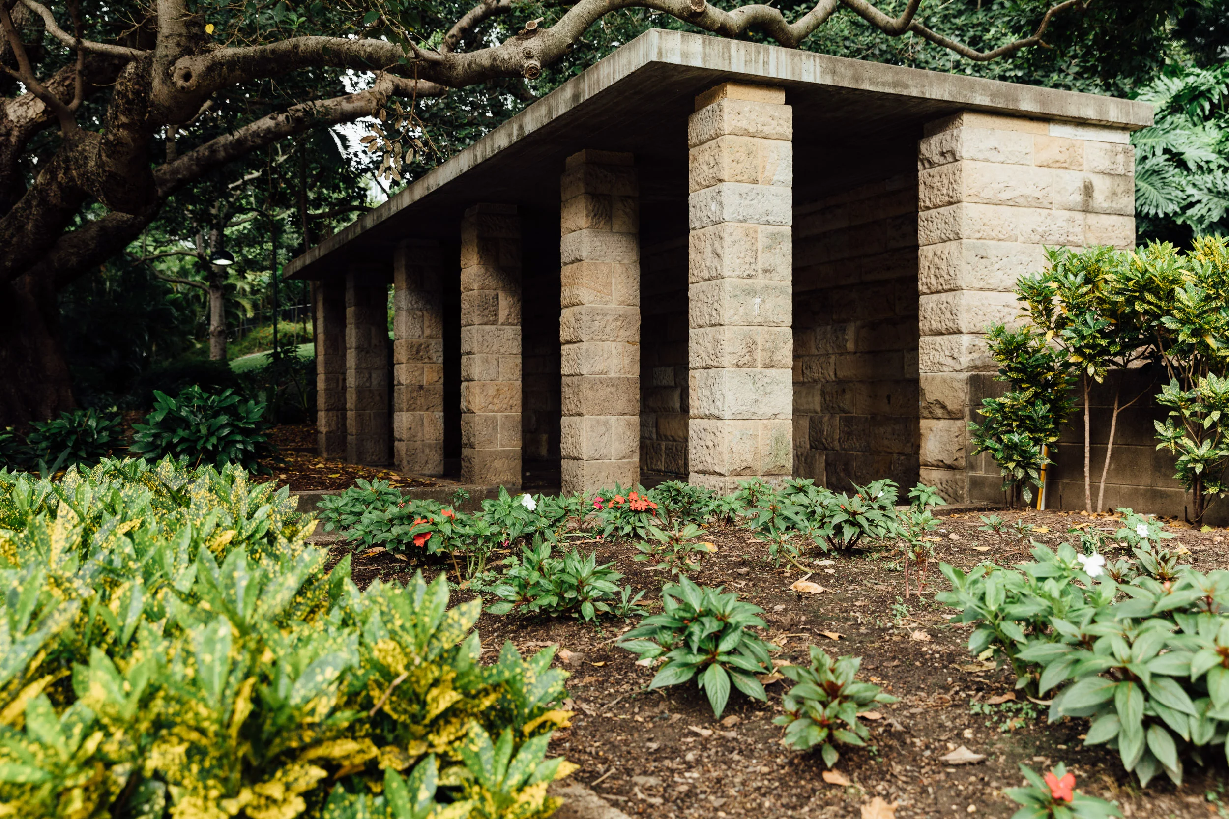 A good spot for quick couples portraits, near the entrance to King Edward Park 150m from the registry.