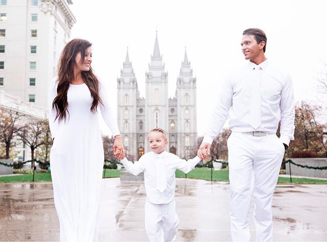 It was such a beautiful day even amongst the rain ☔️. I am so honored to be included in @cherlynjarvis and @jantzenjarvis special day!

@whitneyreneephoto #whitneyreneephoto #temple #saltlaketemple #saltlakecity #templesquare #sealing #families #whit