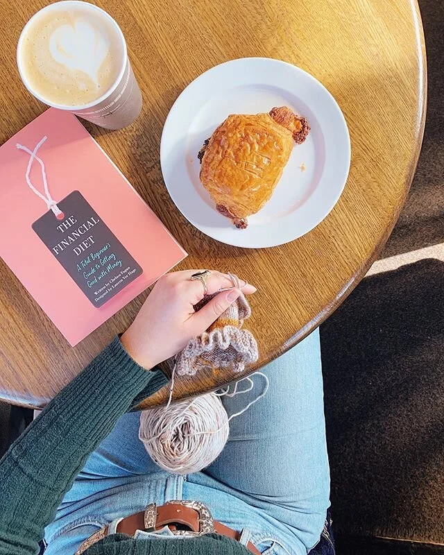 Working on those reading and knitting skills this morning. Part of me knows that digital books would probably help with this task... but I love the experience of reading a paper book. For now I shall take turns knitting and reading 👌🏼⠀
.⠀
.⠀
Workin