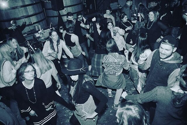 #tbt to NYE at @epicbrewingden and one of their best dance parties ever! 🎊🎧🍻
.

props to @captionedphoto for this shot 👍🏼📷💯