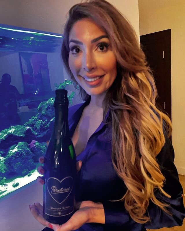 The beautiful @farrahabraham about ready to enjoy the worlds most eco friendly bubbly, our sparkling #Perduret. A one of a kind and very rare handmade #honeychampange at the @kenngrayhayesofficial birthday party!