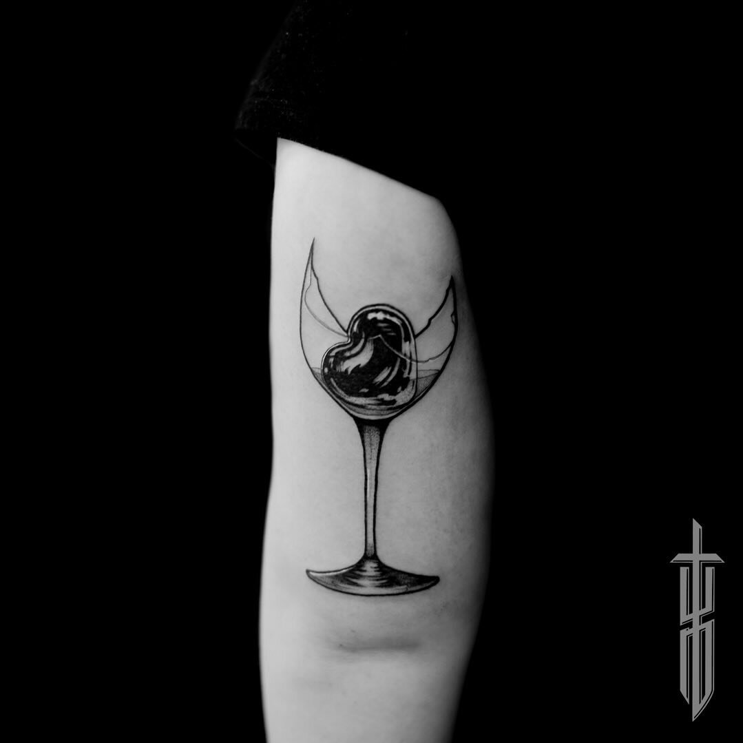 I love stuff like this. 🍷 ❤️ 

#tattoo #blackandgreytattoo #wine #heart #winnipegtattoo #winnipegtattooartist