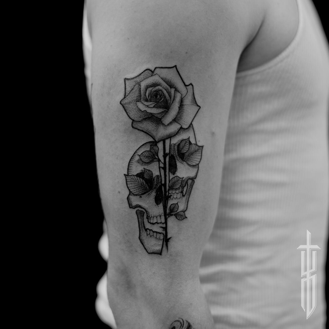 💀 🌹 

#tattoo #blackandgreytattoo #skulltattoo #rosetattoo #winnipegtattoos #winnipegtattooartist