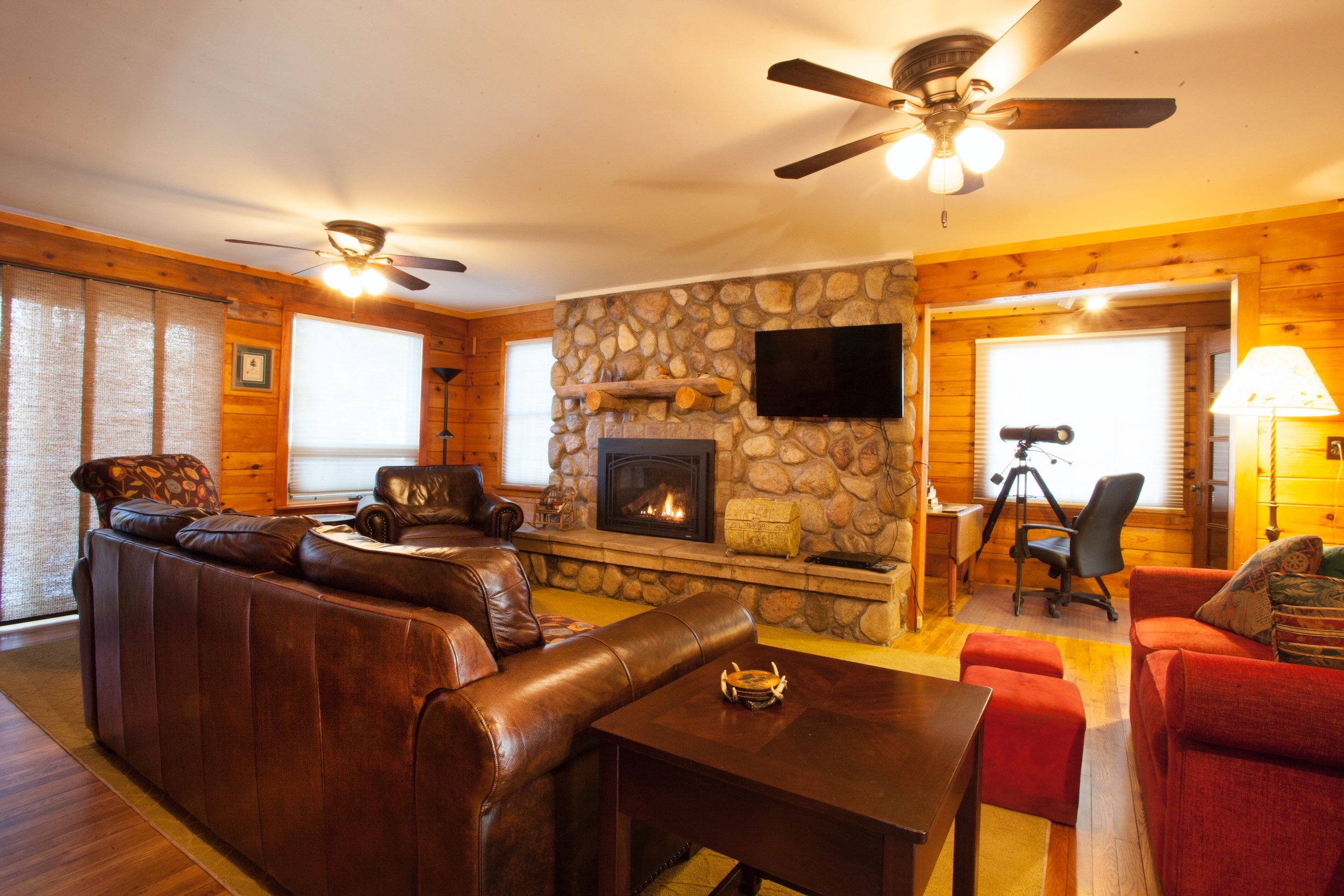 This is just the way you would imagine it - soft leather, a fire in the fireplace, plenty of room to kick back and relax.