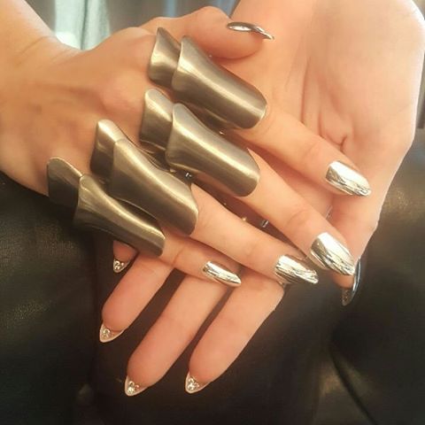 WOW - Gigi's #MetGala chrome manicure cost more than the average wedding dress &amp; even had crystals underneath! #nailenvy 😍💅🏽✨