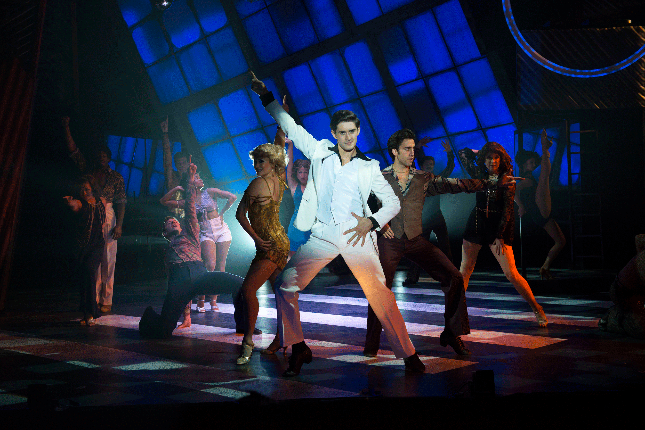 2015_OP_Saturday-Night-Fever_Luke-Hamilton_as_Tony-Manero_photo-by_Gary-Ng_DSC7755_RGB_01.gif