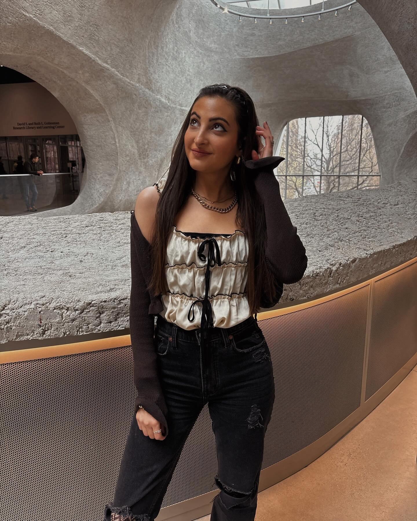 back in time for the afternoon @amnh ✖️🤎🪩🌼🏛️💫✨ #KILLERQUEEN 
&bull;
&bull;
&bull;
&bull;
&bull;
&bull;
&bull;
&bull;
&bull;
#nyclifestyle #nycstyle #springoutfitinspo #nycspring #anhm #nycblogger #nycbloggerstyle #bloggerstyle