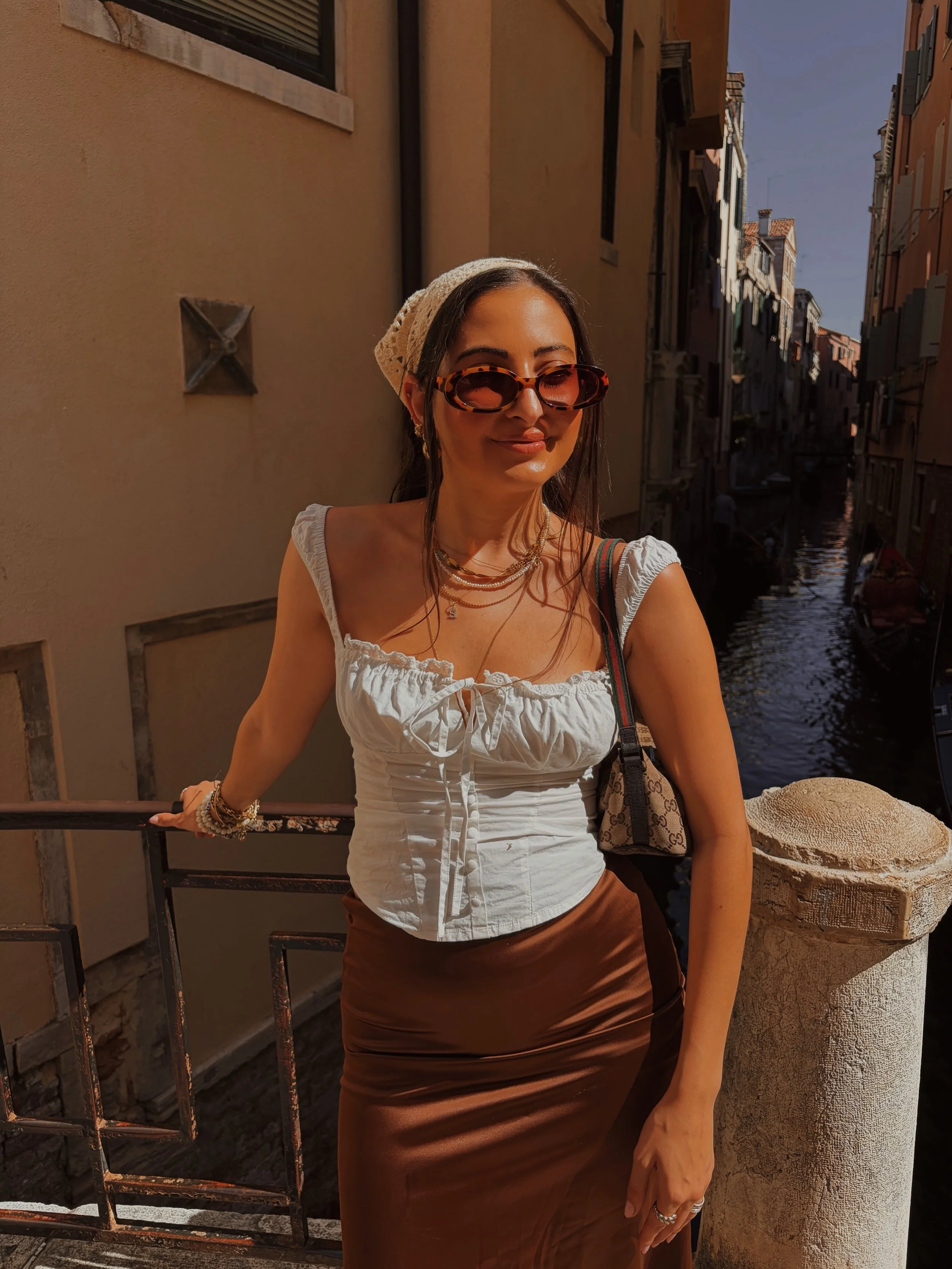 venetian mood ✖️🤎🌞🛶🍂💫✨ #KILLERQUEEN 
&bull;
&bull;
&bull;
&bull;
&bull;
&bull;
&bull;
&bull;
&bull;
#veniceitaly #veniceoutfitideas #veniceitalia #italyoutfitideas