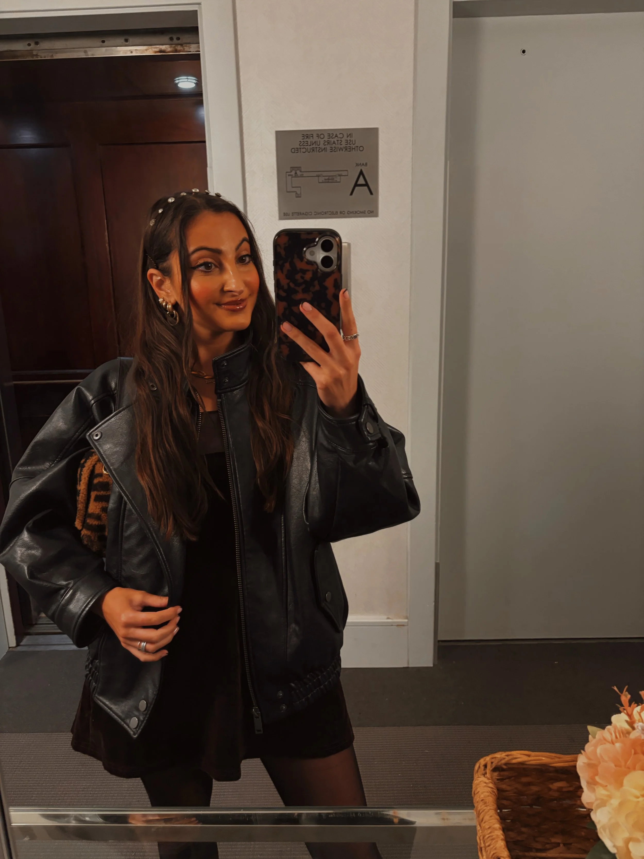 fall mirror selfies 🤎🪩🍂🍁🌙💫✨ #KILLERQUEEN 
&bull;
&bull;
&bull;
&bull;
&bull;
&bull;
&bull;
&bull;
&bull;
&bull;
#falloutfitideas #falloutfits #falloutfitvibes #falloutfitinspo