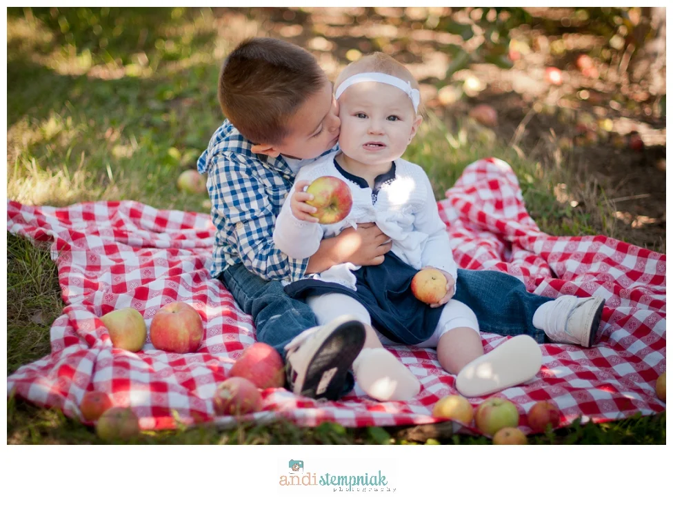 fall family photos at the orchard