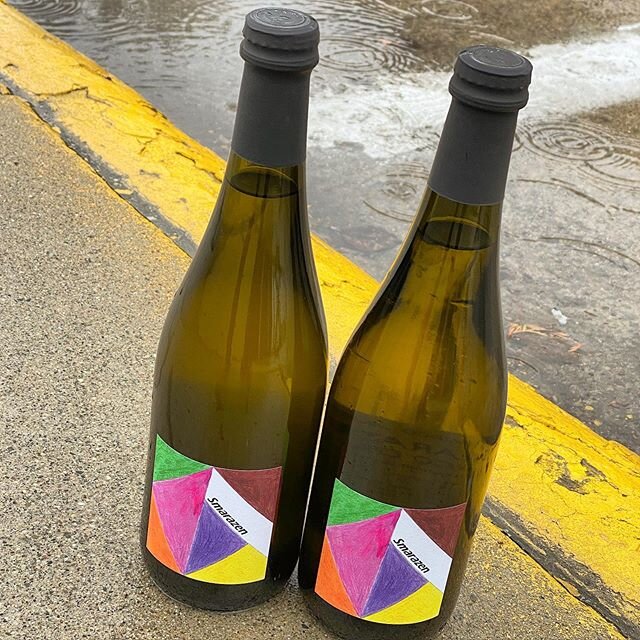 💯% guaranteed to brighten☀️ a rainy day ☔️ this p&eacute;t-nat from Emilia consisting of 50%Trebbiano Romagnolo &amp; 50% Malvasia di Candia is firing on all cylinders! Great for sipping while playing a hand of cards (Smarazen)....or as a present 🎁