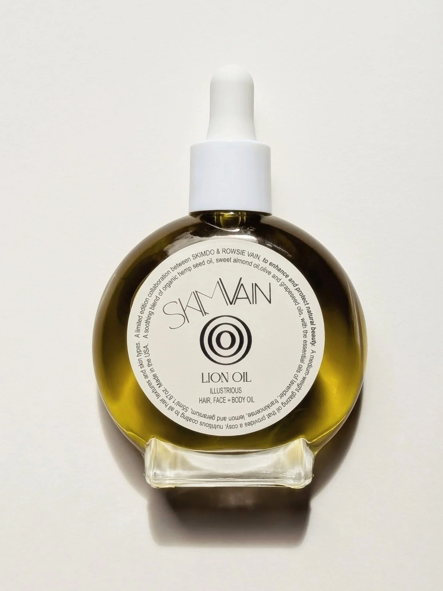 SKIMVAIN, LION OIL is made only with 100% pure and organic:

Hempseed Oil, from the USA&nbsp;
Sweet Almond Oil, from Italy
Grapeseed Oil, from Italy&nbsp;
Extra Virgin Olive Oil, from Italy&nbsp;

Lavandin Grosso EO, from France
Geranium EO, from Egy