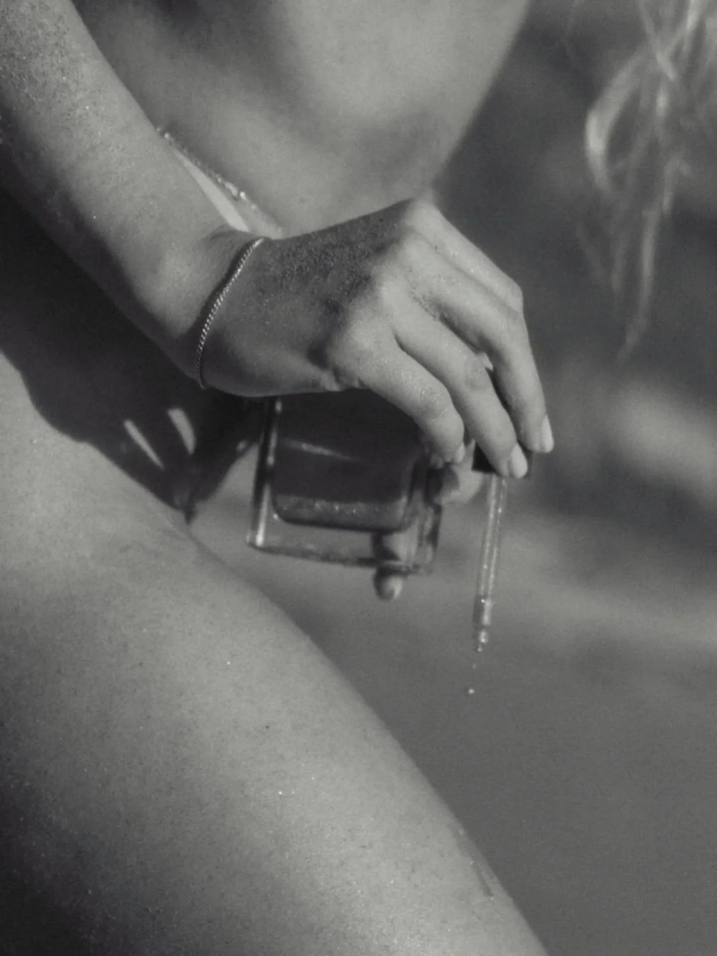 Fragrances you can feel, formulated to nourish, protect, and heal ✨ 

Featuring pure ALCHEMY on the lovely @jaceyhayden, shot by @brianadiamondphotography.

Naturally, mica infused botanical fragrance of palo santo, vetiver, frankincense, and lemon -