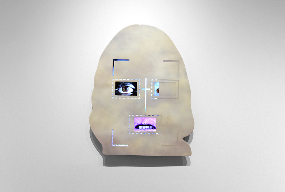 “0l_lo”-Tony-Oursler-2016-91-x-74-cm-aluminio-pintura-pantalla-sistema-de-reproducción-de-video-y-sonido.jpg