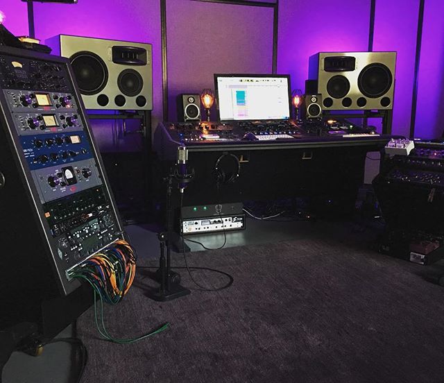 The calm before the 🔥... Have to admit.  I love working in this room.  Small-but powerful. 
#music #studio #studiolife #songwriting #recording #mixing #producer #musicproducer #producerlife #record #producedbythekidd #skeletonesproductions #ilovegea