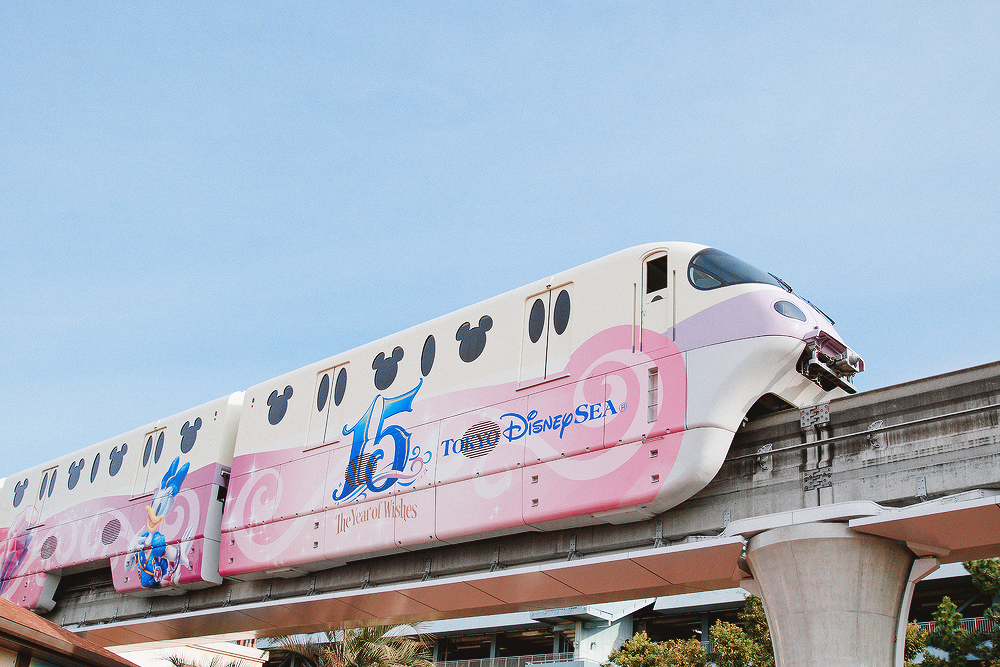 This was the final week for Tokyo DisneySea's 15th Anniversary, the Year of Wishes. This meant we had to cram in a year's worth of celebration in just a few short days. I appreciated the adorable themed Resort Liner that played the 15th's theme, When Your Heart Makes a Wish!