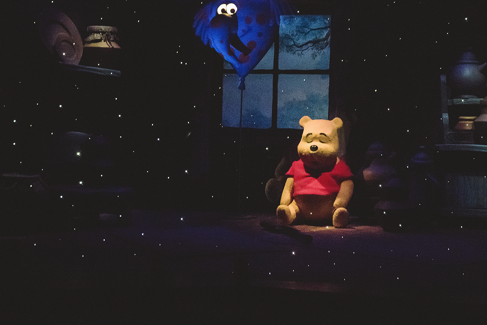 This is my favorite scene because the entire room transforms before your eyes. Very gorgeous compared to the cheap floating projection we have back in the states...