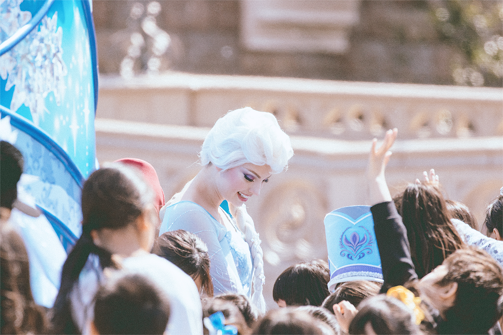 Winter Greeting is such a special show. This is the closest these children have gotten to Elsa and Anna because they do not have a meet and greet. Considering just how popular they are, I wonder if TDL will ever have a m&g or a safe way to not get mobbed by adoring fans. 