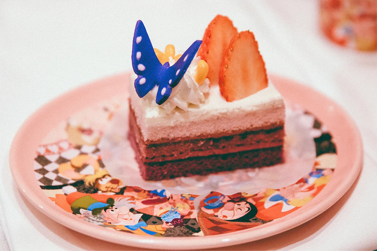 Cassis cream cake with fresh strawberries