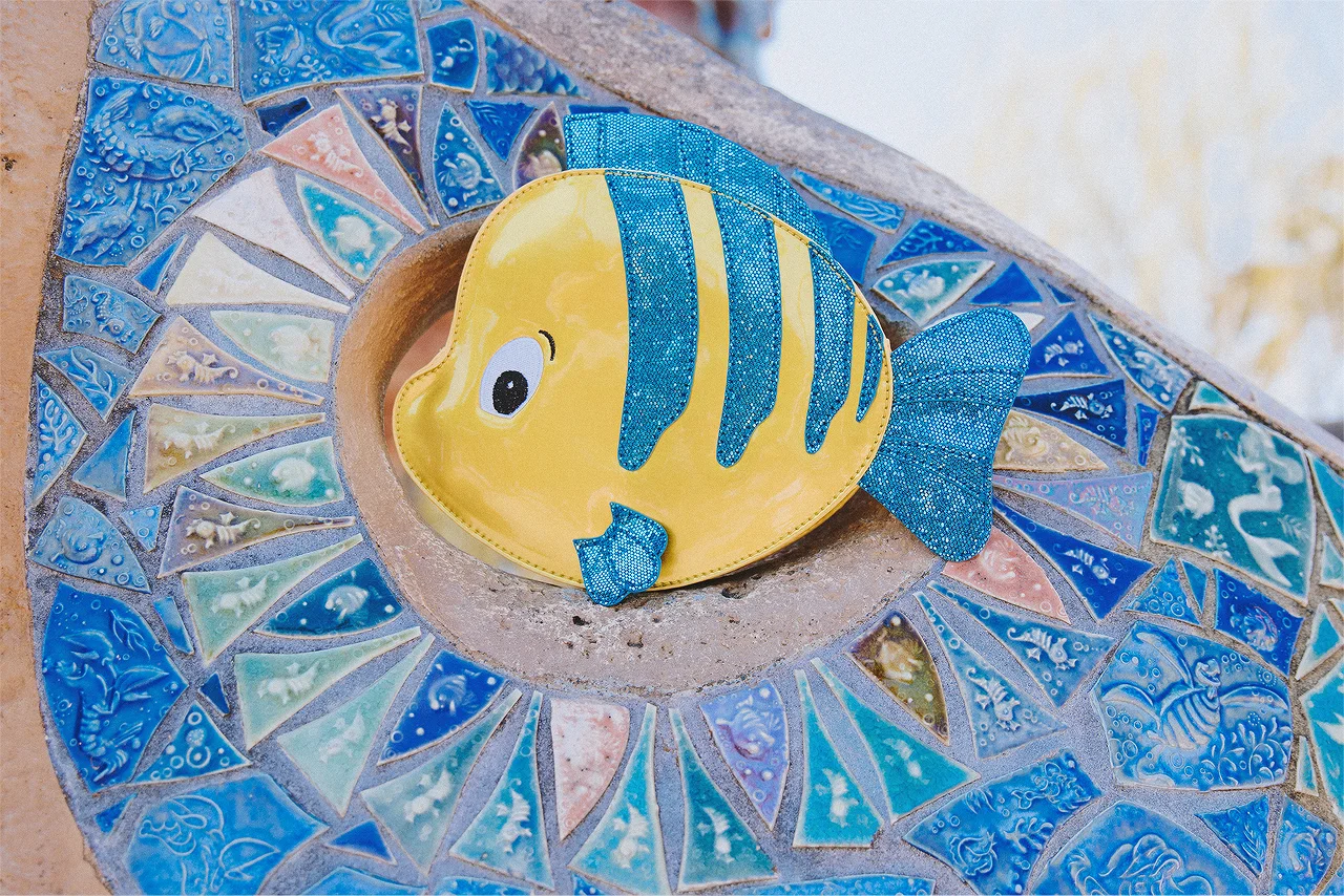 I was fortunate enough to receive this cute little Flounder crossbody bag from Danielle Nicole ! Initially when DN reached out to me, I knew I would have the perfect opportunity to showcase this bag at Mermaid Lagoon. 