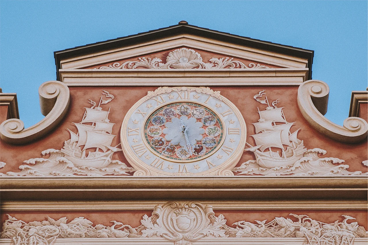 Since a lot of the facade is painted around the harbor, I was confused whether or not this clock is real. It is, in fact, a real working clock and a gorgeous one at that. 