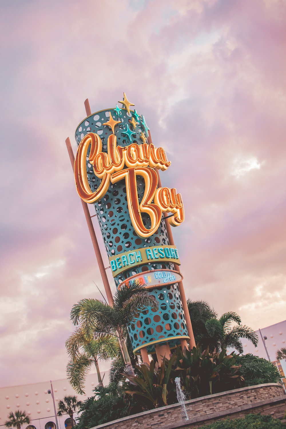  With “color tv” and “cool air”  Universal's  Cabana Bay  Beach Resort  is a mid-century modern fanatic’s dream! I was absolutely smitten with Cabana Bay from the moment we checked in. 
