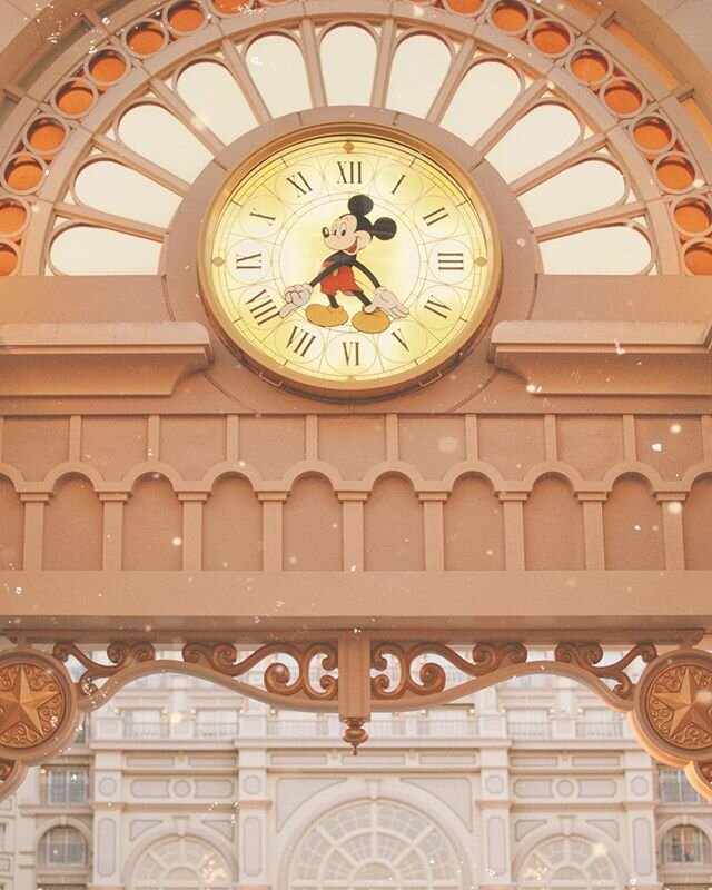 いまなんじですか 🕰 This was one of the first phrases we learned in my Japanese class. During my last class we were conjugating verbs (again) and boy is it complicated. 😅 #tdl #tdr #tokyodisneyland #tokyodisneyresort #東京ディズニーランド  #tdr_now #disney #tokyodisn