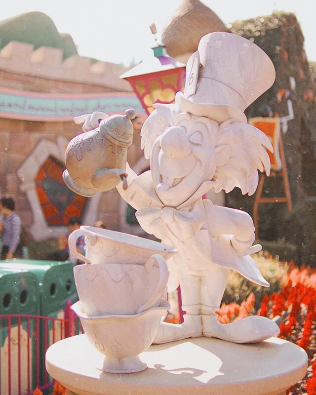 What&rsquo;s the tea? 🍵 #tdl #tdr #tokyodisneyland #tokyodisneyresort #東京ディズニーランド  #tdr_now #disney #fantasyland #aliceinwonderland #madhatter